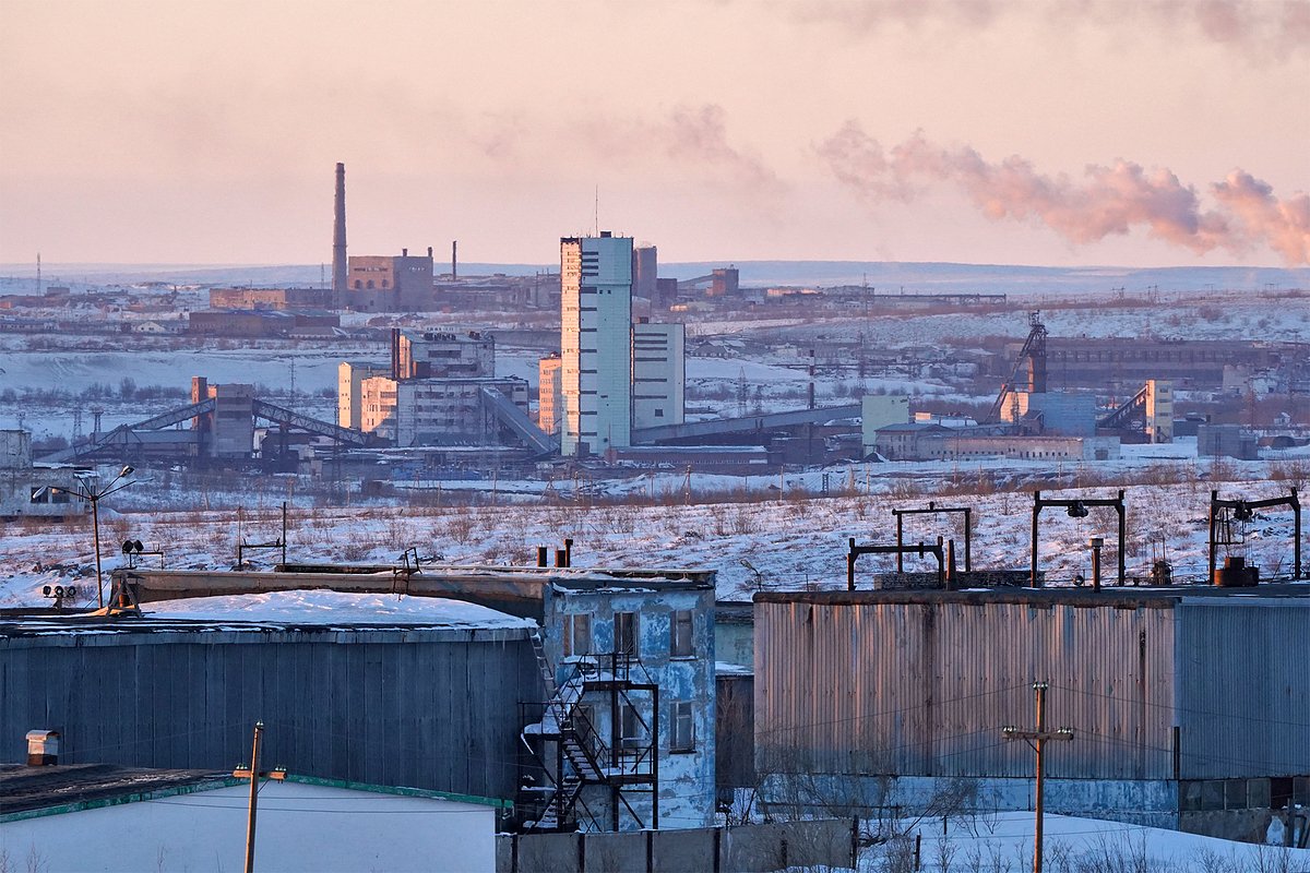 Вид на шахты «Северная», «Аяч-Яга» и цементный завод в Воркуте