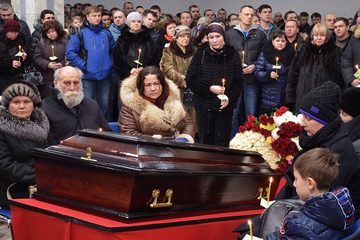 Церемония прощания с шахтерами, работавшими на «Северной»