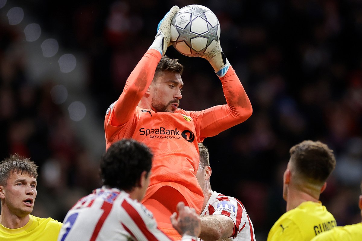 Никита Хайкин (в центре)