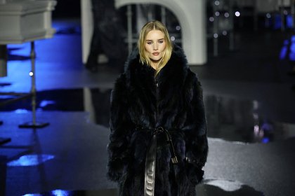 Возлюбленная Стэйтема прошлась по подиуму после критики злоупотребления филерами