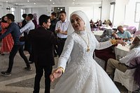 «Наша любовь — это борьба». Почему россиянки массово выходят замуж за турецких мужчин и что их ждет в таком браке? 