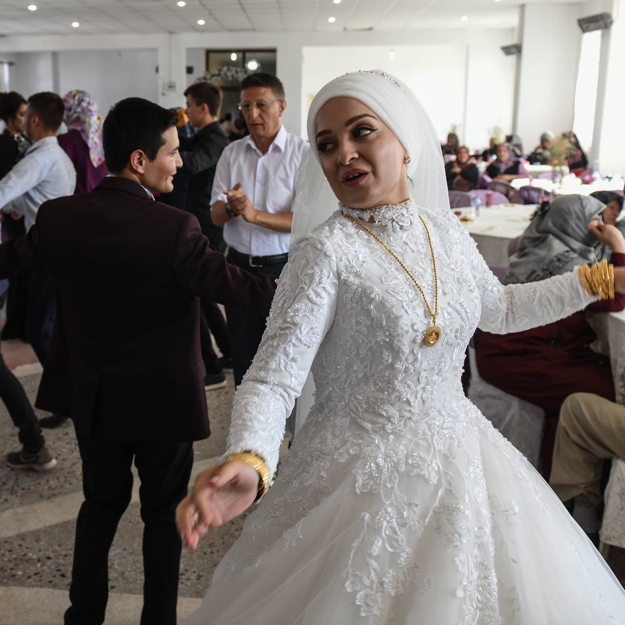 «Наша любовь — это борьба». Почему россиянки массово выходят замуж за турецких мужчин и что их ждет в таком браке?