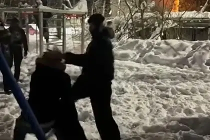 Десятки подростков в балаклавах начали без причин нападать на жителей города под Москвой