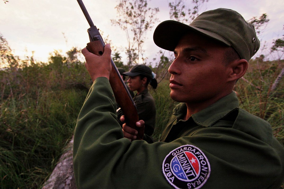Сотрудник кубинской пограничной службы