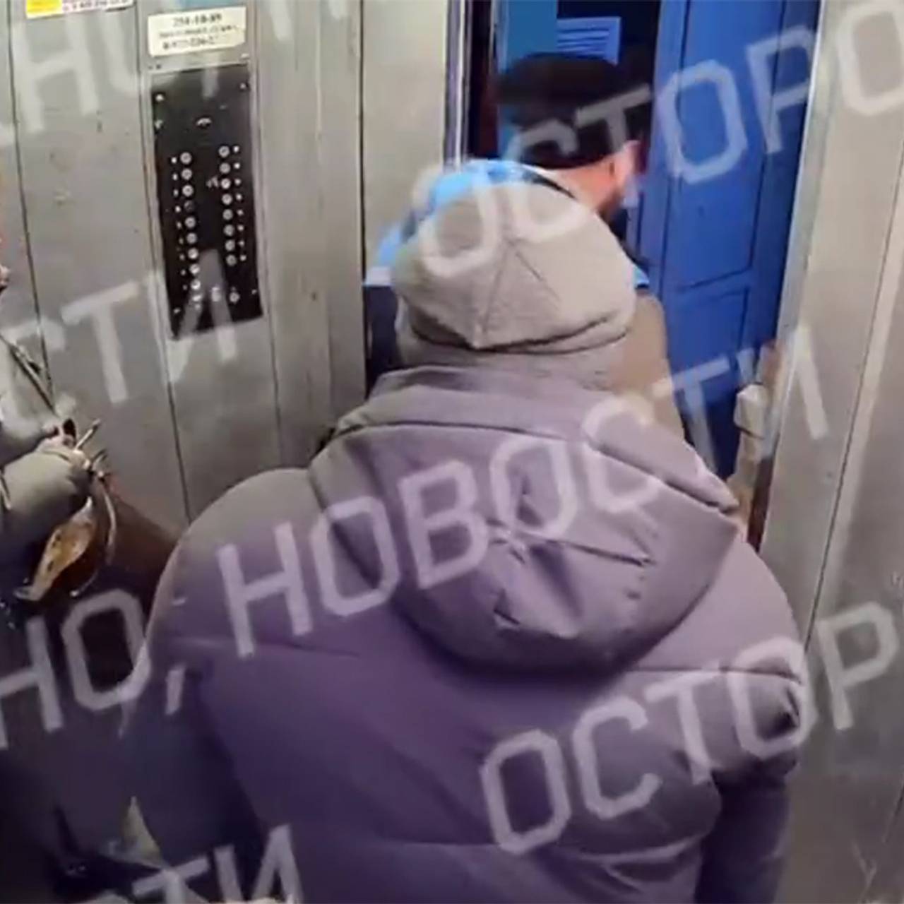 Россиянина едва не придавило лифтом