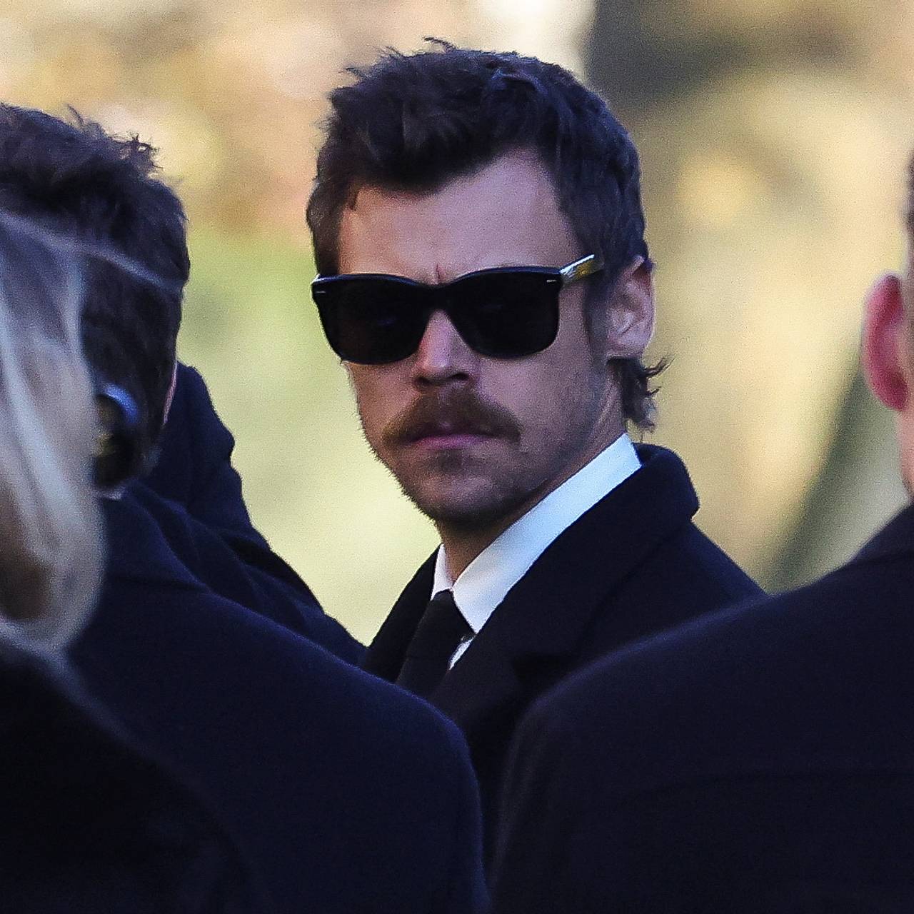 Популярный певец не смог сдержать смех на похоронах своей бабушки