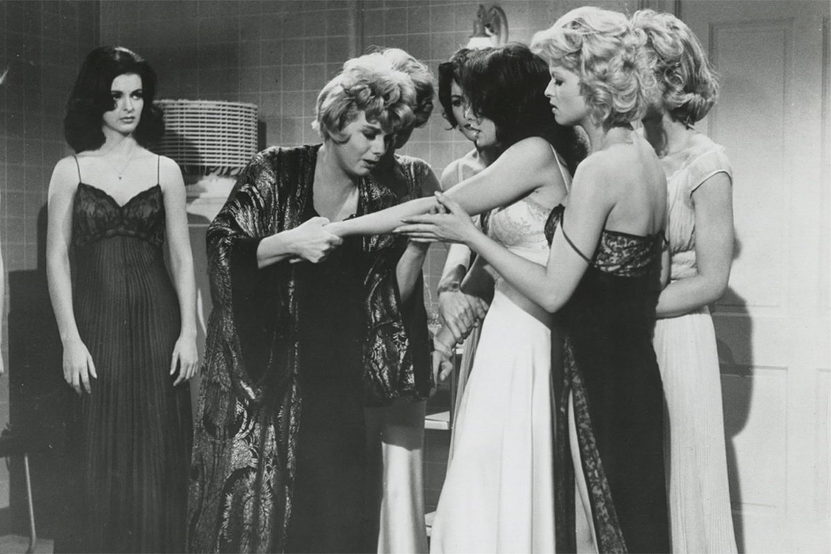 Шелли Уинтерс (вторая слева) в роли Полли Адлер