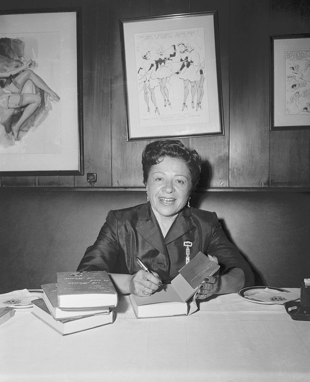 Полли Адлер подписывает для поклонников свои мемуары, 1950-е