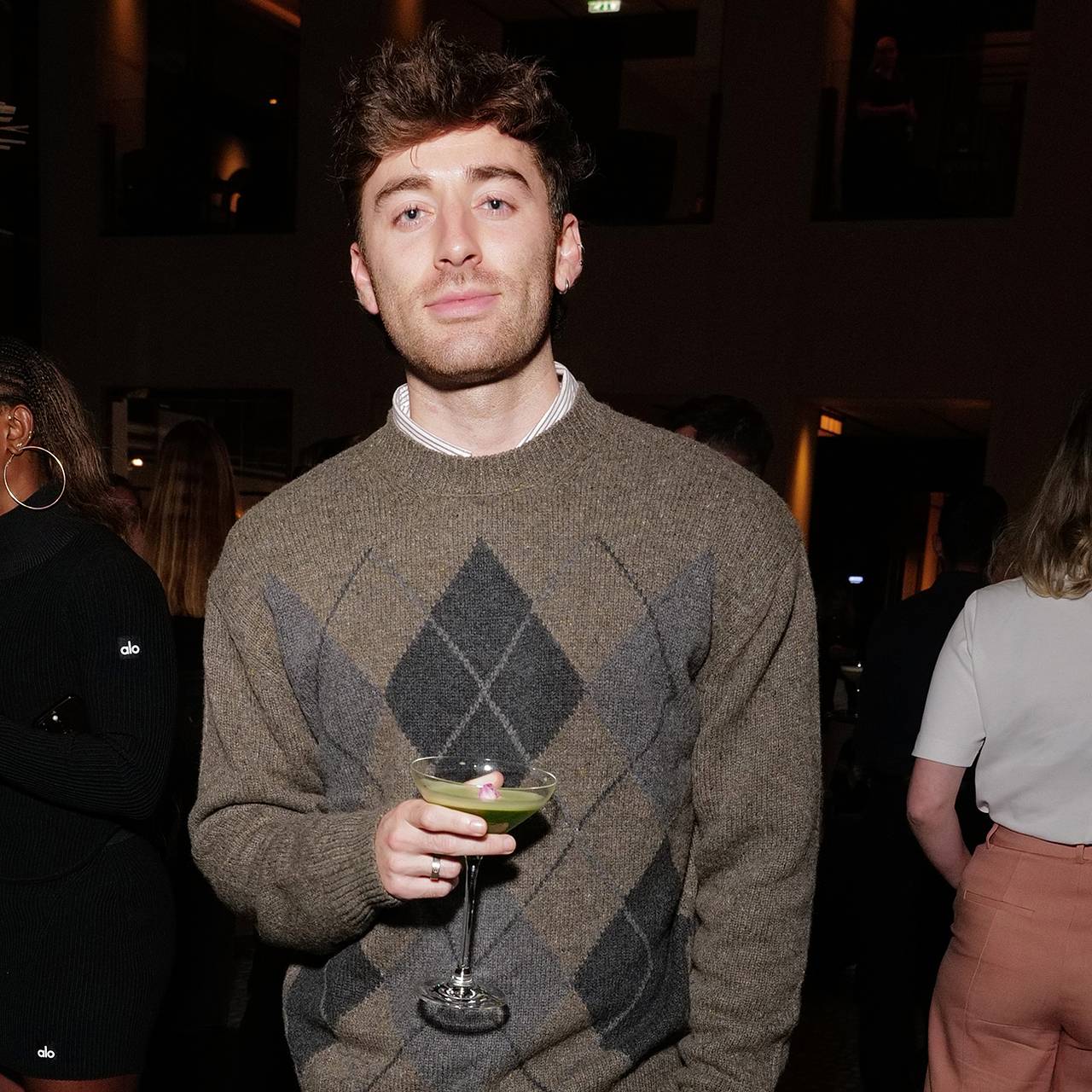 Блогер выкупил забытый в аэропорту чемодан и удивился содержимому