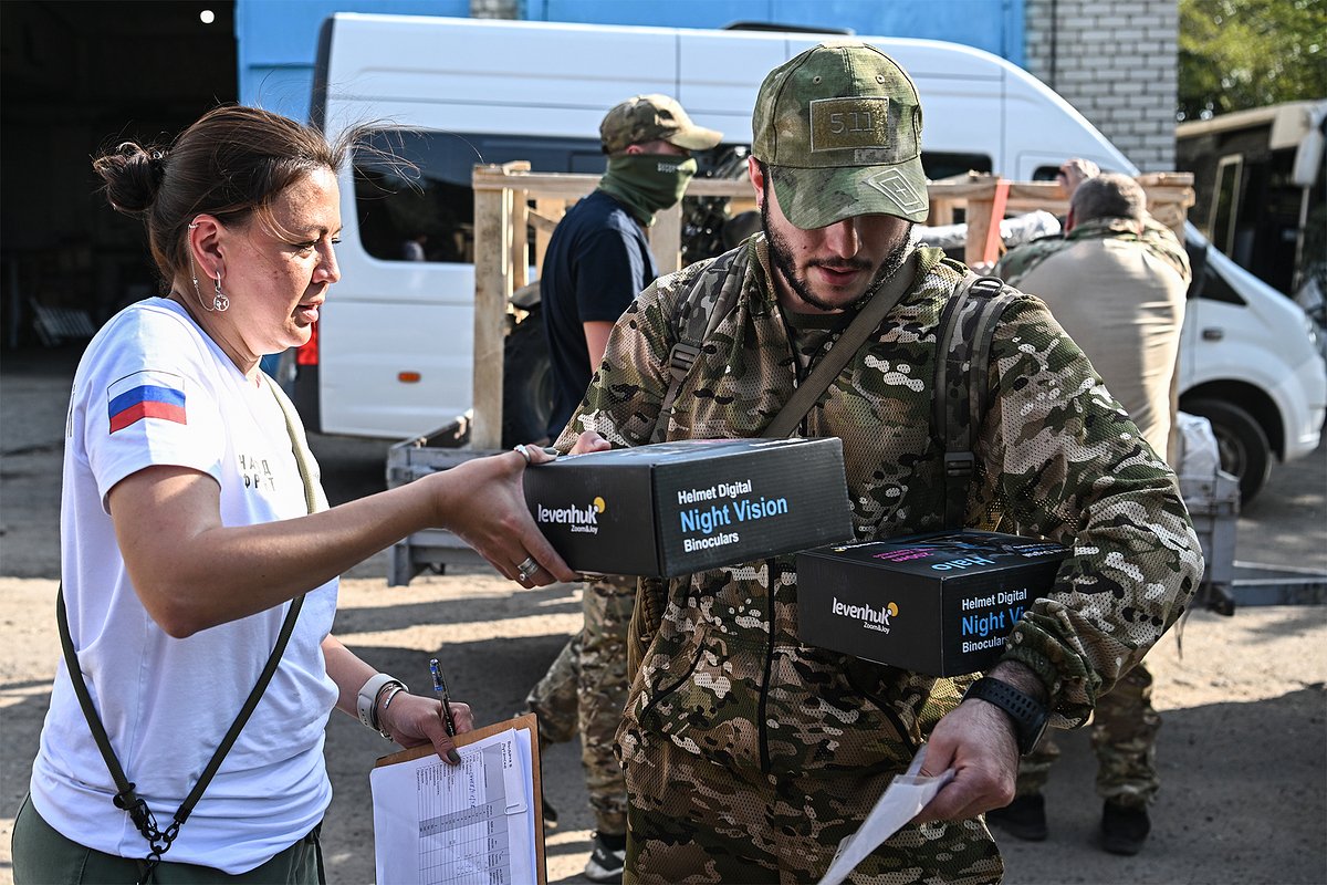 Передача волонтерами Народного фронта в зоне проведения специальной военной операции гуманитарной помощи медицинским подразделениям ВДВ