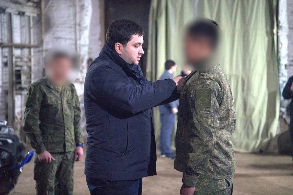 Первый заместитель губернатора Чукотки Рахим Исаев вместе с заместителем губернатора Станиславом Луниным побывали в Донецкой Народной Республике. Они посетили расположение военнослужащих Дальневосточного военного округа, где несут службу наши земляки