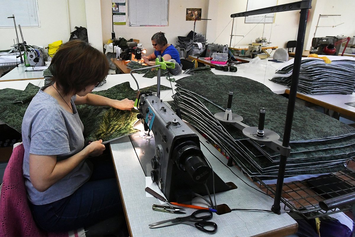 Сотрудницы шьют зимнюю одежду для военнослужащих, находящихся в зоне специальной военной операции