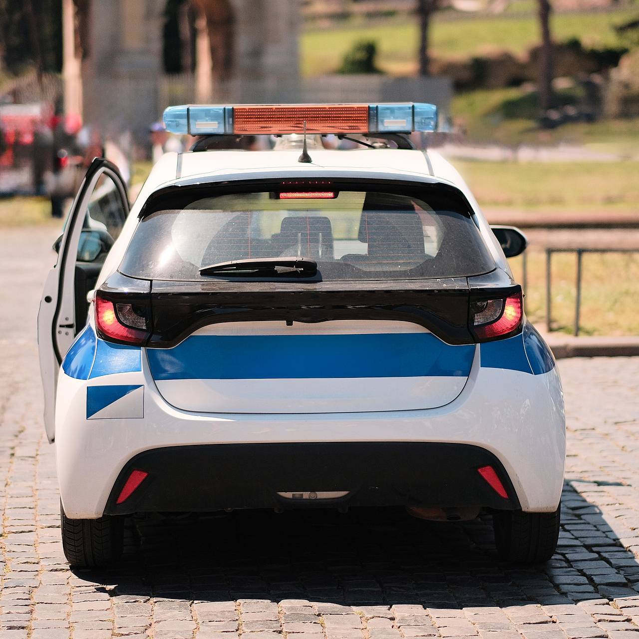 Подросток сдал в полицию изнасиловавшую его 29-летнюю учительницу