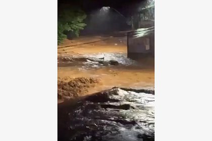 Плывущие по городу гробы во время наводнения попали на видео