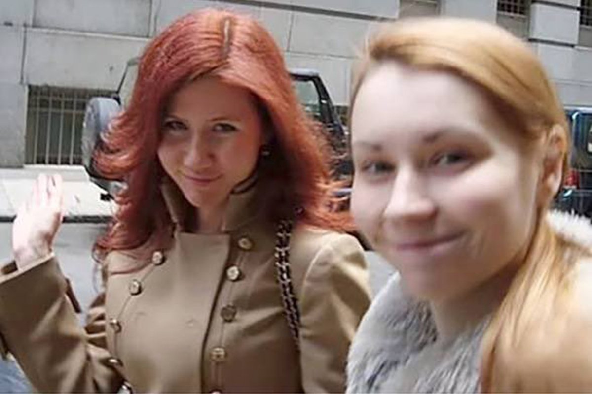 Анна Чапман и Мила Антонова (справа)