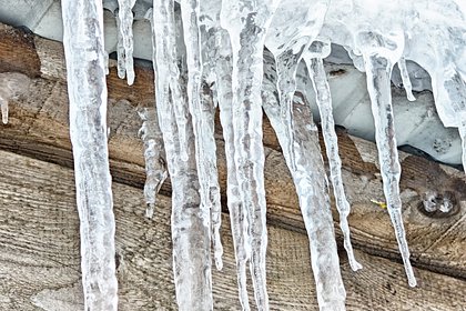 В Санкт-Петербурге глыба льда рухнула на женщину