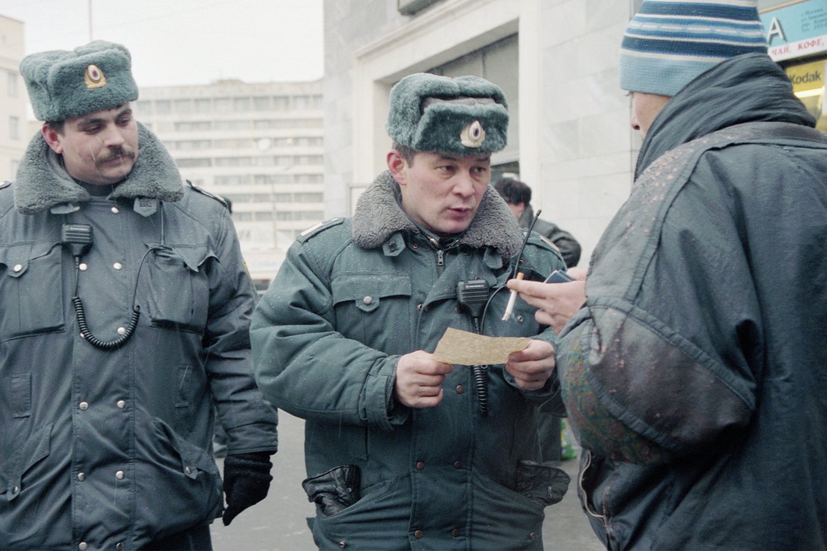 Милиционеры проверяют у прохожих документы у Киевского вокзала, 1998 год