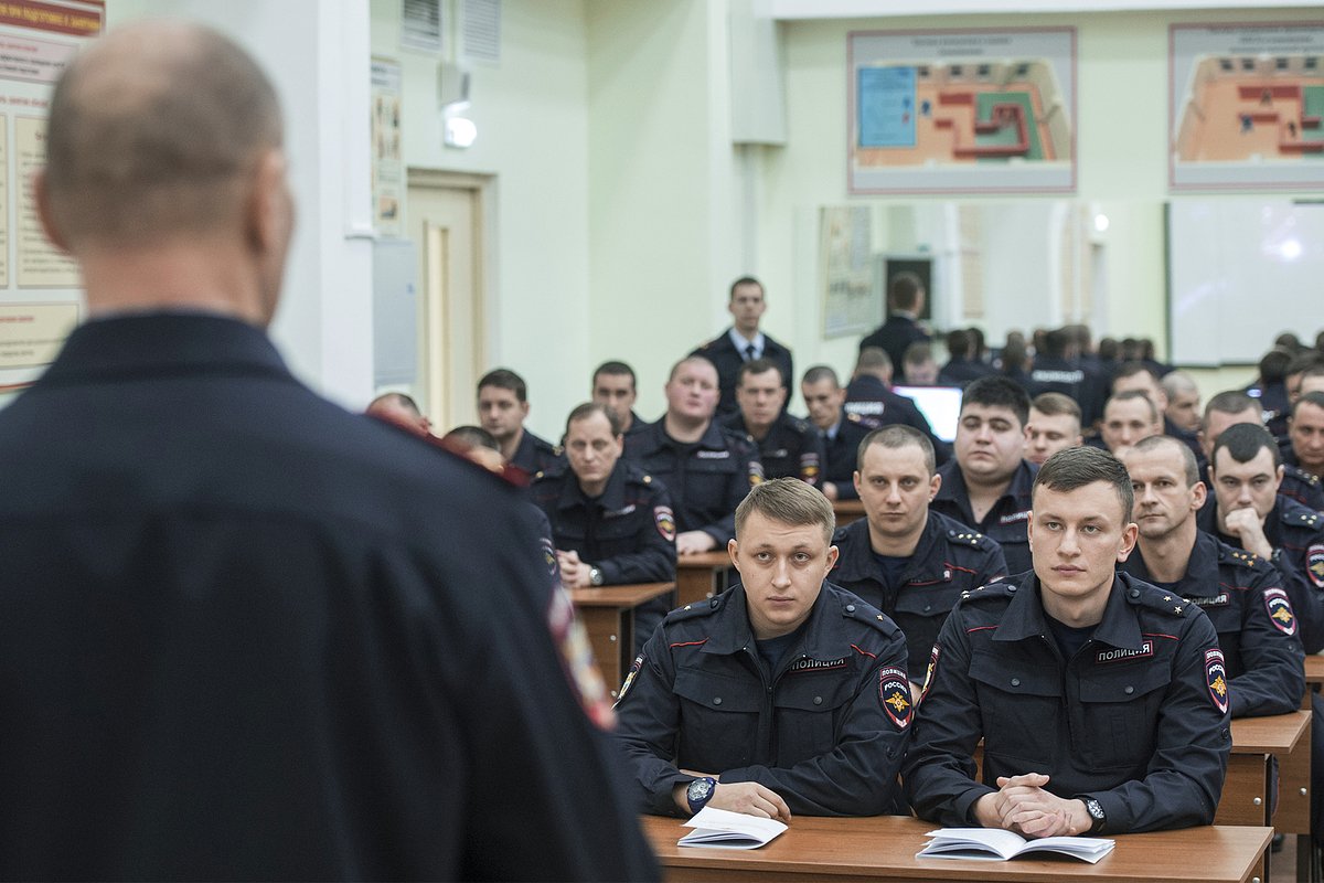 Офицеры полиции в учебной аудитории
