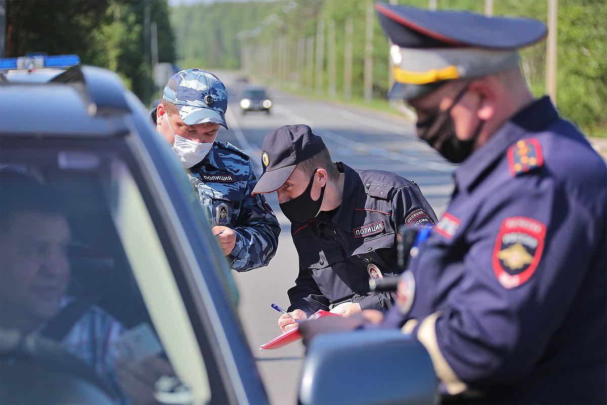 Полицейские проверяют водителей у поста ДПС на въезде в Ивановскую область