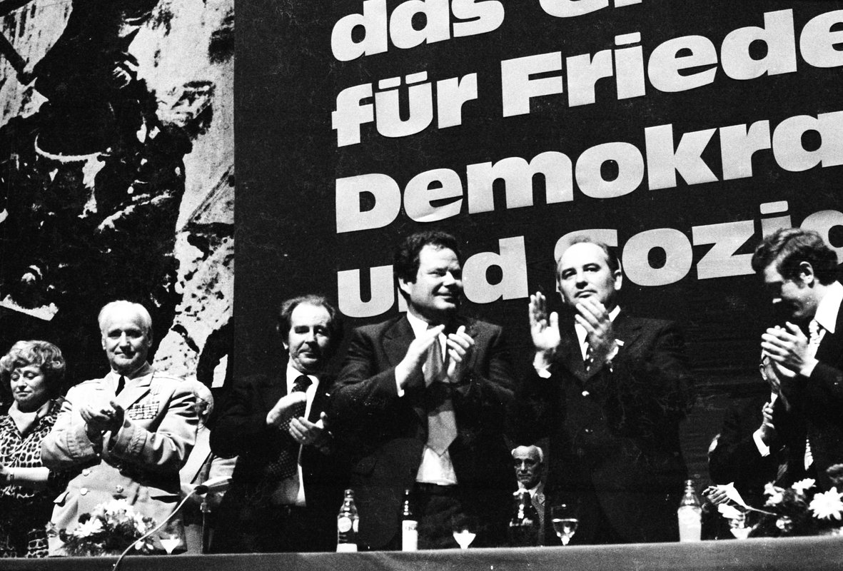 Михаил Горбачев в составе советской делегации во время визита в Нюрнберг, 1975 год