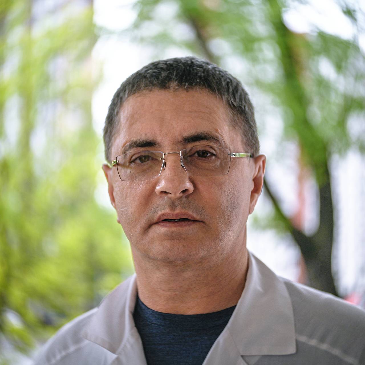 Доктор Мясников пошутил над гостьей программы с длинными ногтями