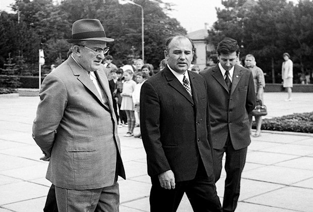 Председатель КГБ СССР Юрий Андропов в гостях у первого секретаря Ставропольского крайкома КПСС Михаила Горбачева, 1973 год