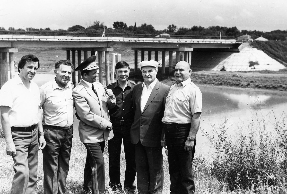 Родственники и друзья Горбачева на фоне моста в Красногвардейском районе Ставропольского края, начало 1980-х годов