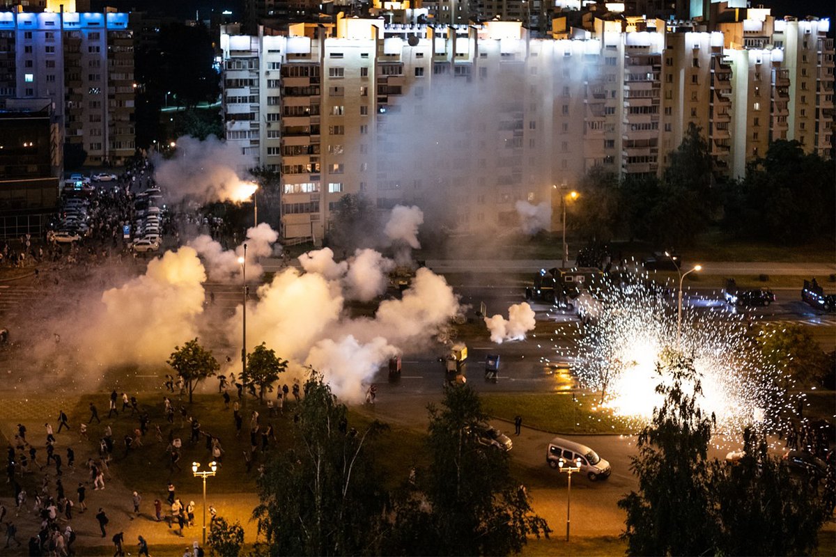 Столкновение протестующих и спецназа во время протестов после выборов президента Белоруссии, Минск, 9 августа 2020 года