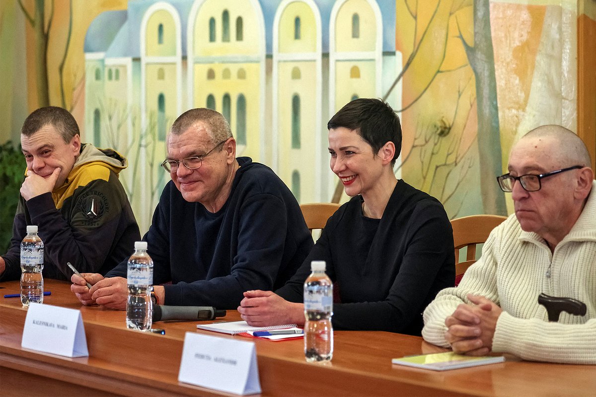 Лидеры белорусской оппозиции (слева направо) Владимир Лабкович, Виктор Бабарико, Мария Колесникова и Александр Федута на пресс-конференции в Чернигове, Украина, 14 декабря 2025 года