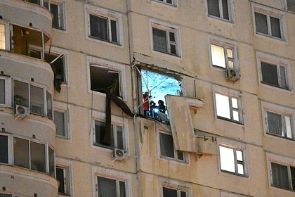 Специалисты демонтируют фасадную плиту на месте взрыва в Москве