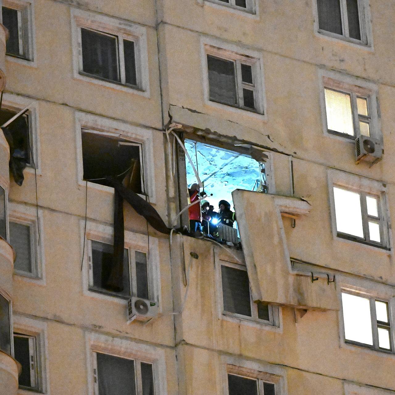 Специалисты демонтируют фасадную плиту на месте взрыва в Москве