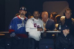 Каш Патель во время матча (в центре)