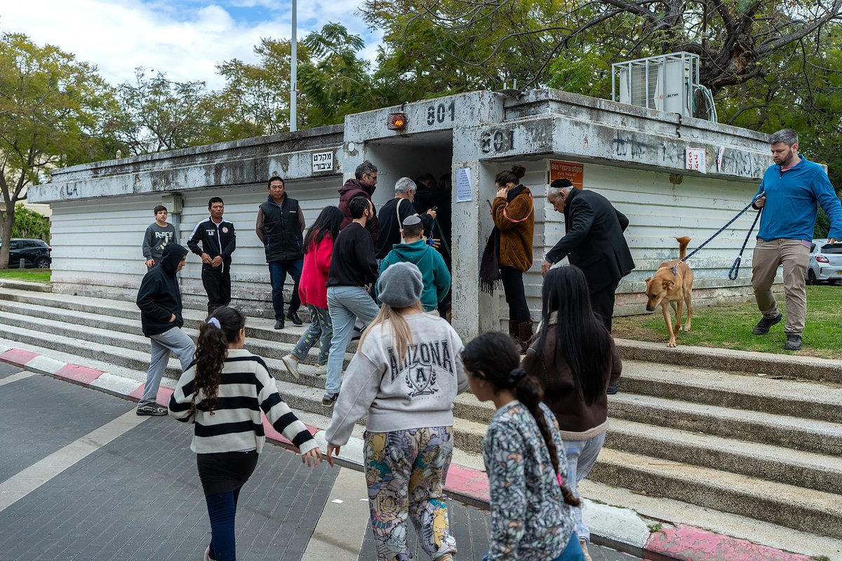 Люди бегут в бомбоубежище возле Тель-Авивского медицинского центра Сураски (больница Ихилов), 28 февраля 2026 года.