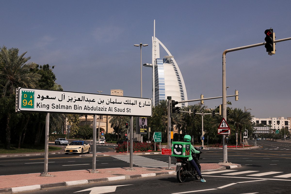 Отель Burj Al Arab после иранских атак