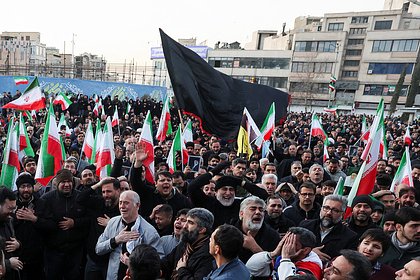 В Тегеране подняли траурный флаг в память об аятолле Хаменеи