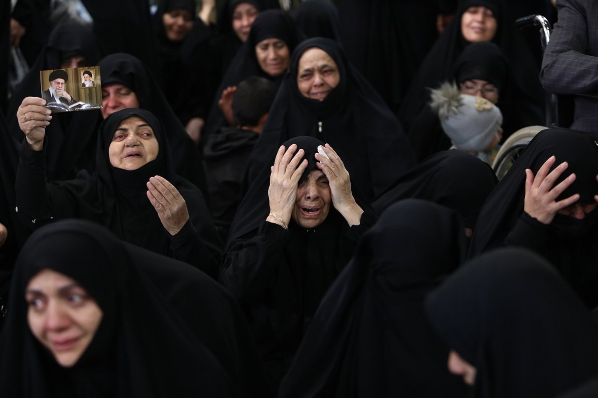 Иранские женщины на траурных мероприятиях в память о погибшем верховном лидере Ирана Али Хаменеи, Иран, 1 марта 2026 года