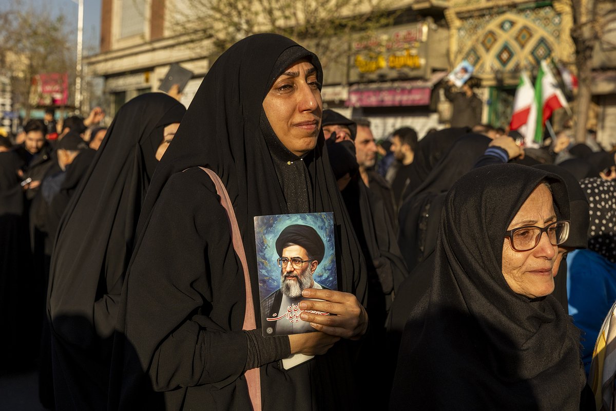 Жители Ирана несут портреты погибшего верховного лидера Ирана Али Хаменеи на траурных мероприятиях, Иран, 1 марта 2026 года