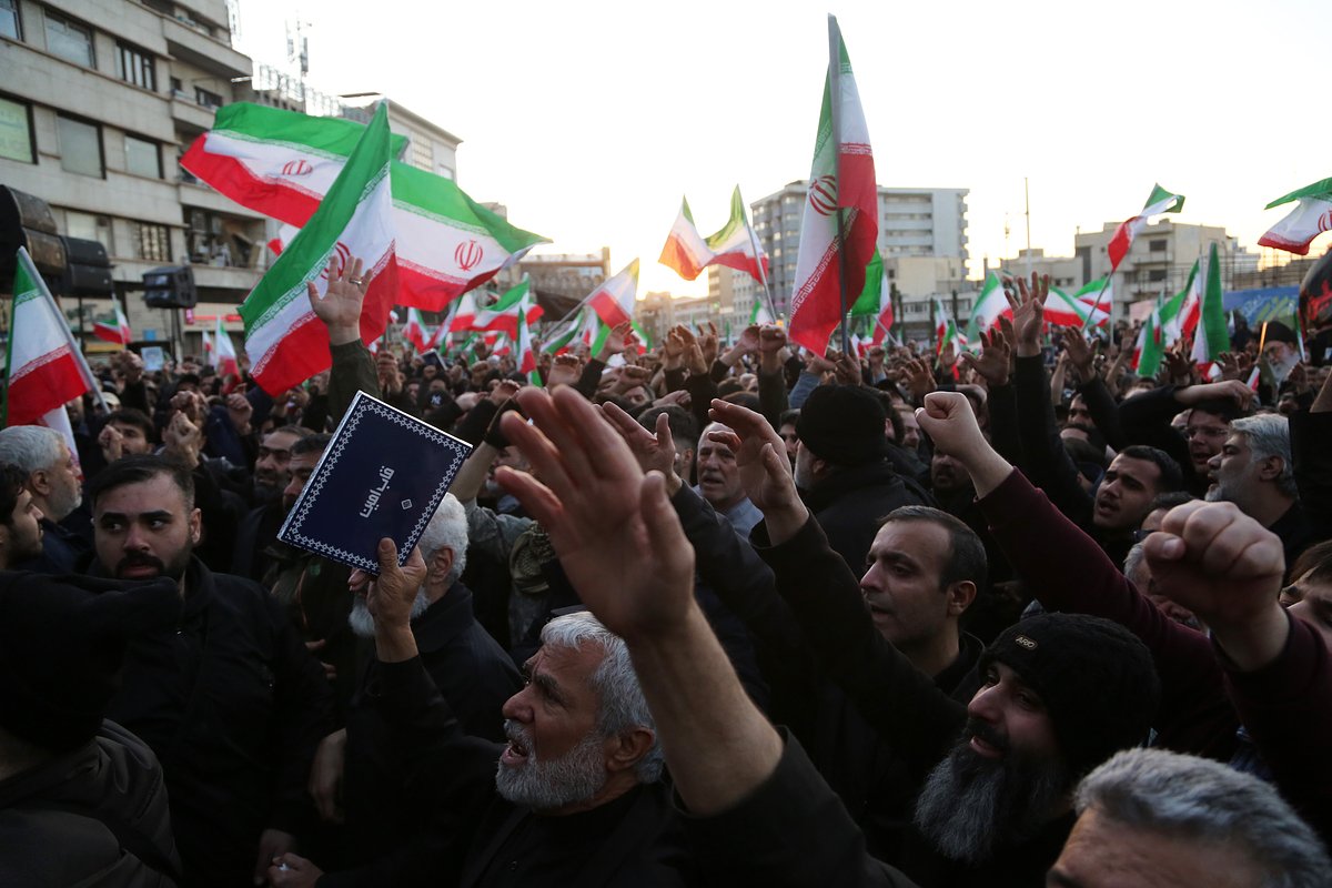 Демонстрации в память о погибшем верховном лидере Ирана Али Хаменеи в Тегеране, Иран, 1 марта 2026 года