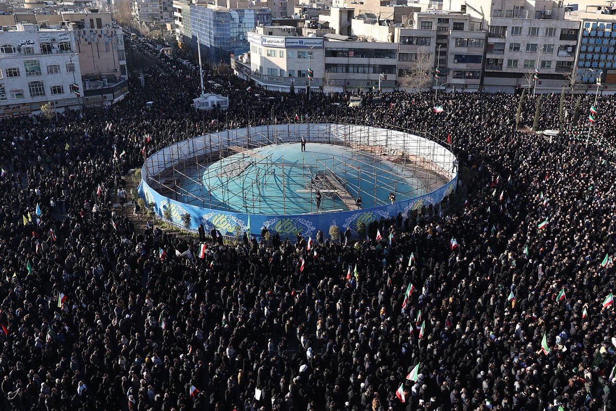 Демонстрации в память о погибшем верховном лидере Ирана Али Хаменеи в Тегеране, Иран, 1 марта 2026 года