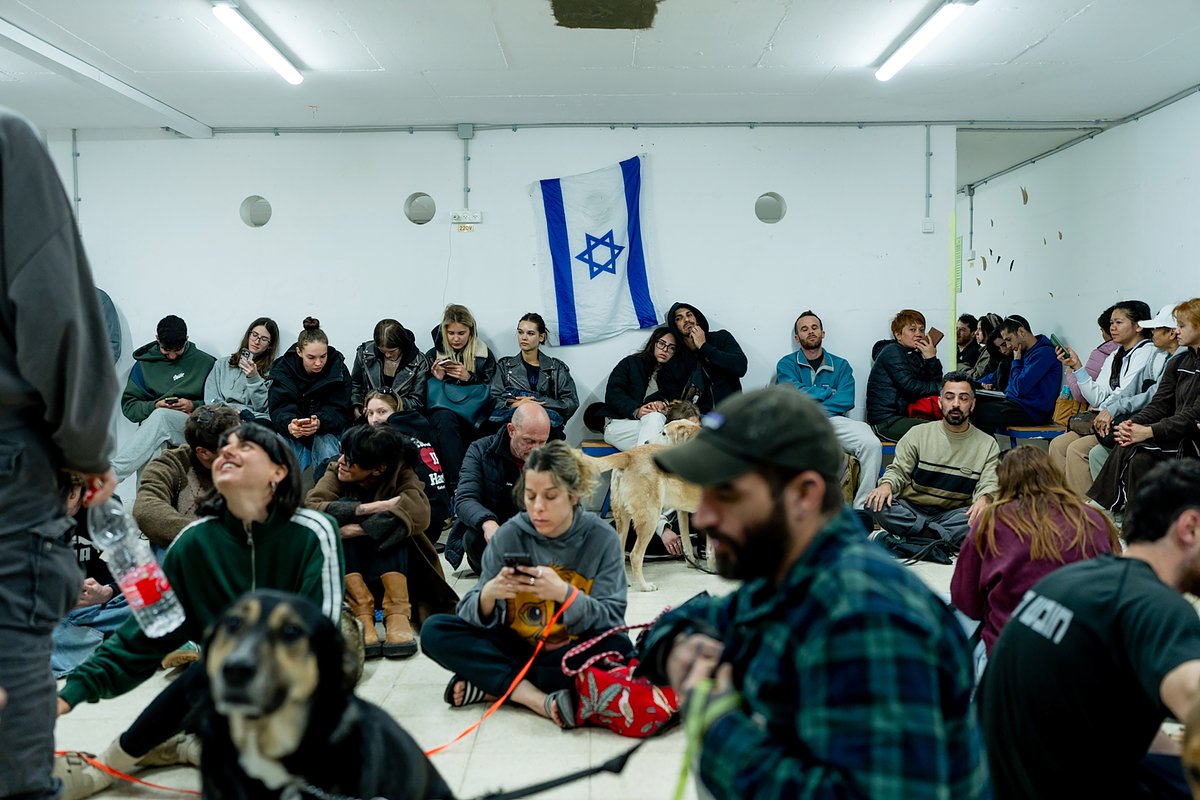 Жители Тель-Авива прячутся в убежище во время иранских ракетных ударов, Тель-Авив, Израиль, 28 февраля 2026 года
