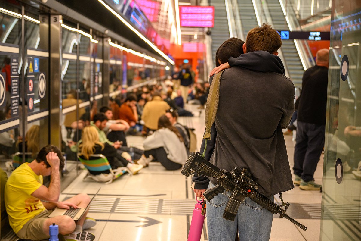 Жители Тель-Авива прячутся на железнодорожной станции во время иранских ракетных ударов, Тель-Авив, Израиль, 28 февраля 2026 года
