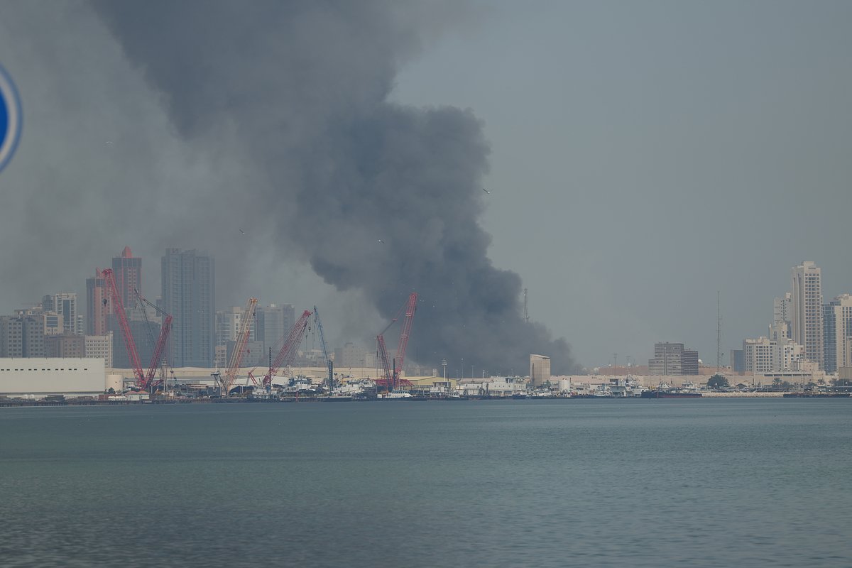 Пожар после ракетного удара Ирана на военно-морской базе США в Бахрейне, 28 февраля 2026 года