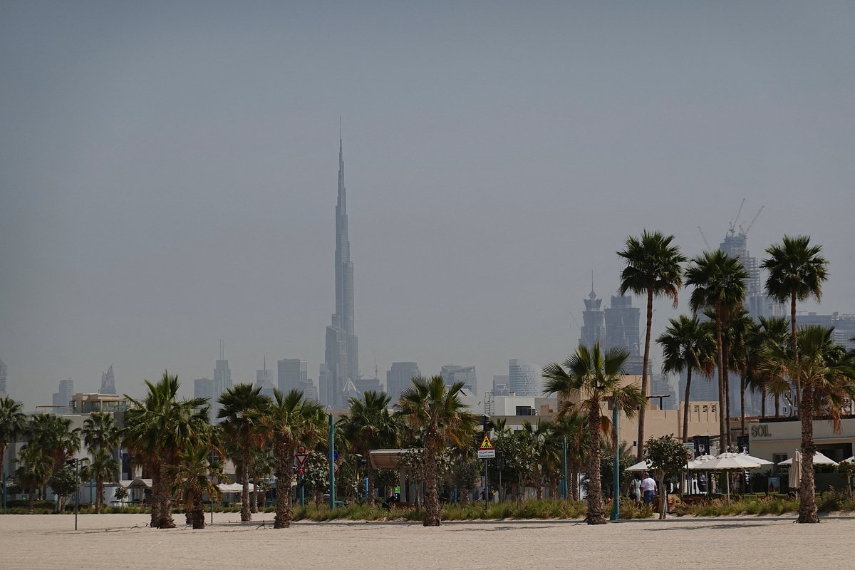 Вид на небоскреб Бурдж-Халифа на фоне ракетных ударов Ирана по Дубаю, ОАЭ, 1 марта 2026 года