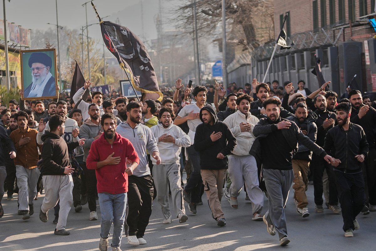 Протесты шиитов после сообщений о гибели верховного лидера Ирана Али Хаменеи, Сринагар, Кашмир, Индия, 1 марта 2026 года