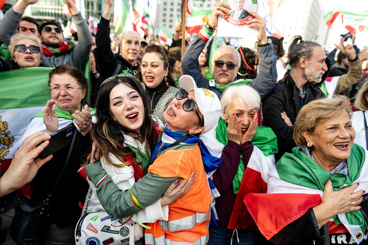 Иранские эмигранты и берлинцы радуются сообщениям о гибели верховного лидера Ирана Али Хаменеи, Потсдамская площадь, Берлин, Германия, 1 марта 2026 года