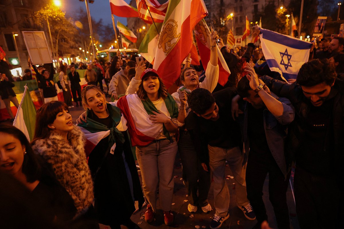 Иранские эмигранты радуются сообщениям о гибели верховного лидера Ирана Али Хаменеи в Барселоне, Испания, 28 февраля 2026 года