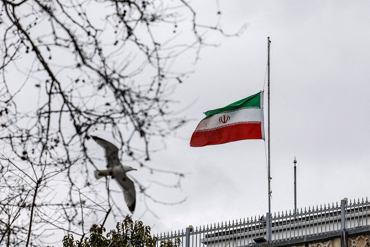 Приспущенный флаг Ирана после гибели Хаменеи на здании консульства в Стамбуле, Турция