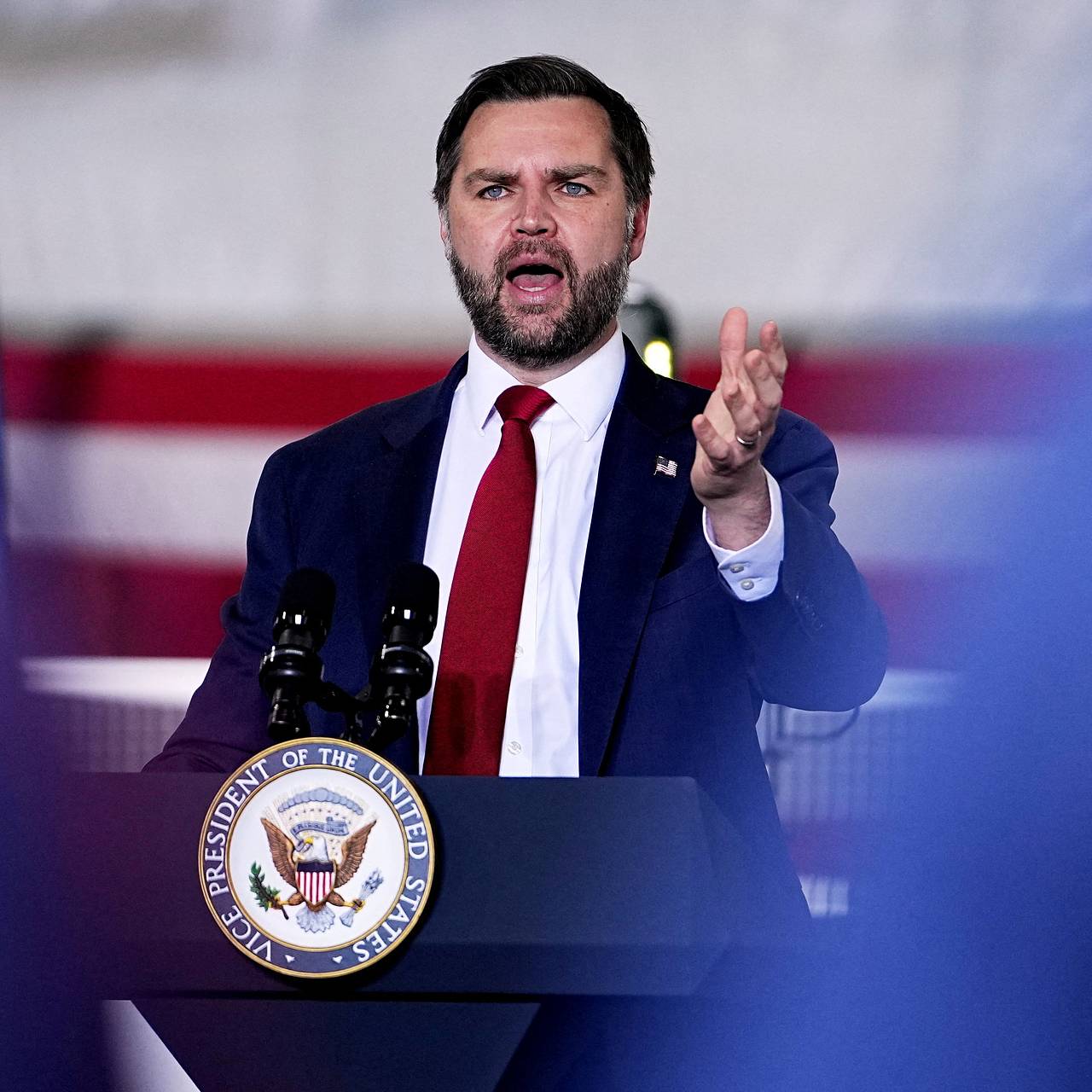 В сети вспомнили слова Вэнса о высокой цене нападения США на Иран