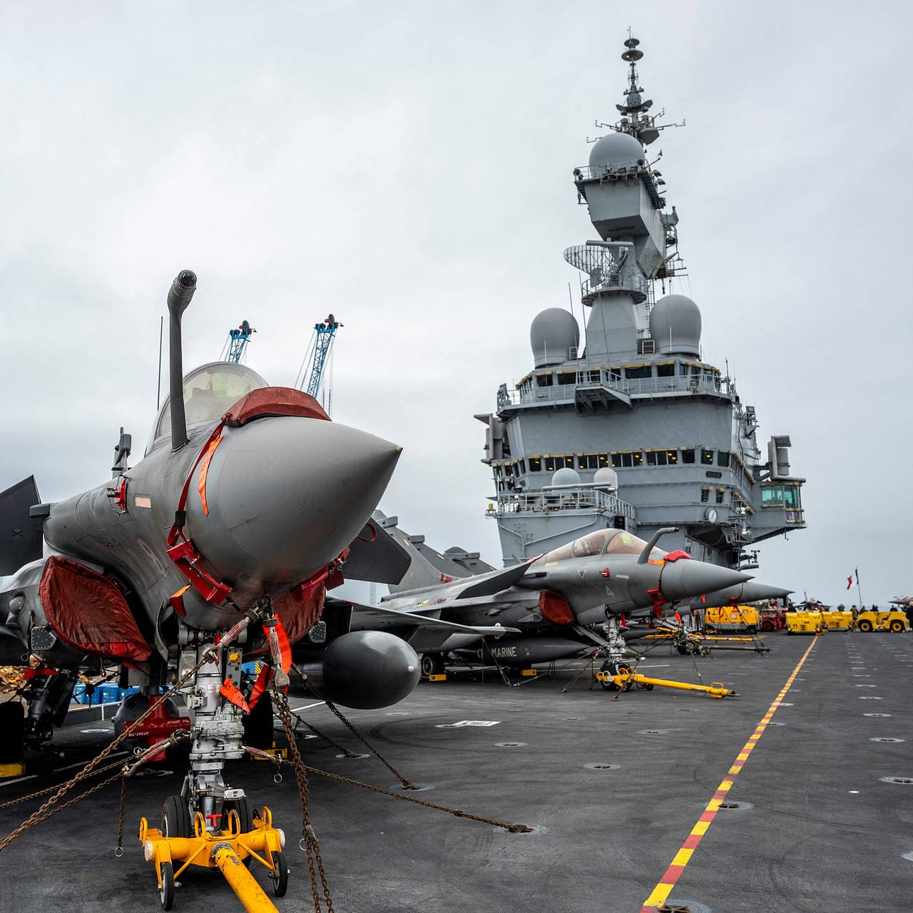 Франция экстренно направила авианосец в сторону Ближнего Востока