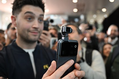 Представлен смартфон с роборукой